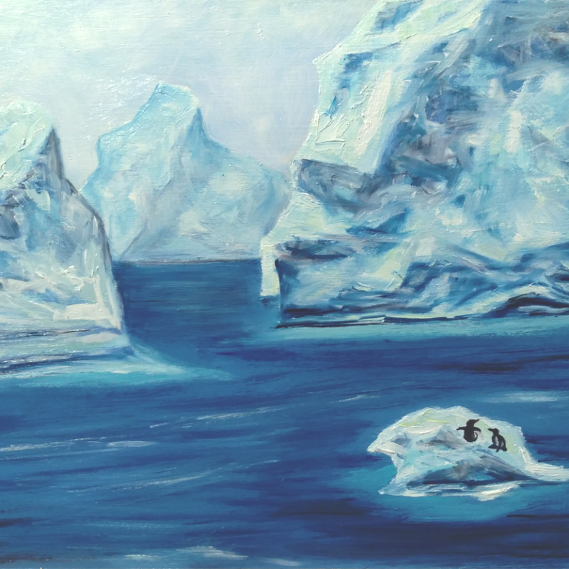 riesige Eisberge in der Antarktis, finsteres Meer, zwei kleine Pinguine auf der Eisscholle im Vordergrund